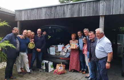 Les membres d'Arras Cœur d'Artois ont procédé à un important don de livres à destination des Loutres du Chel's.